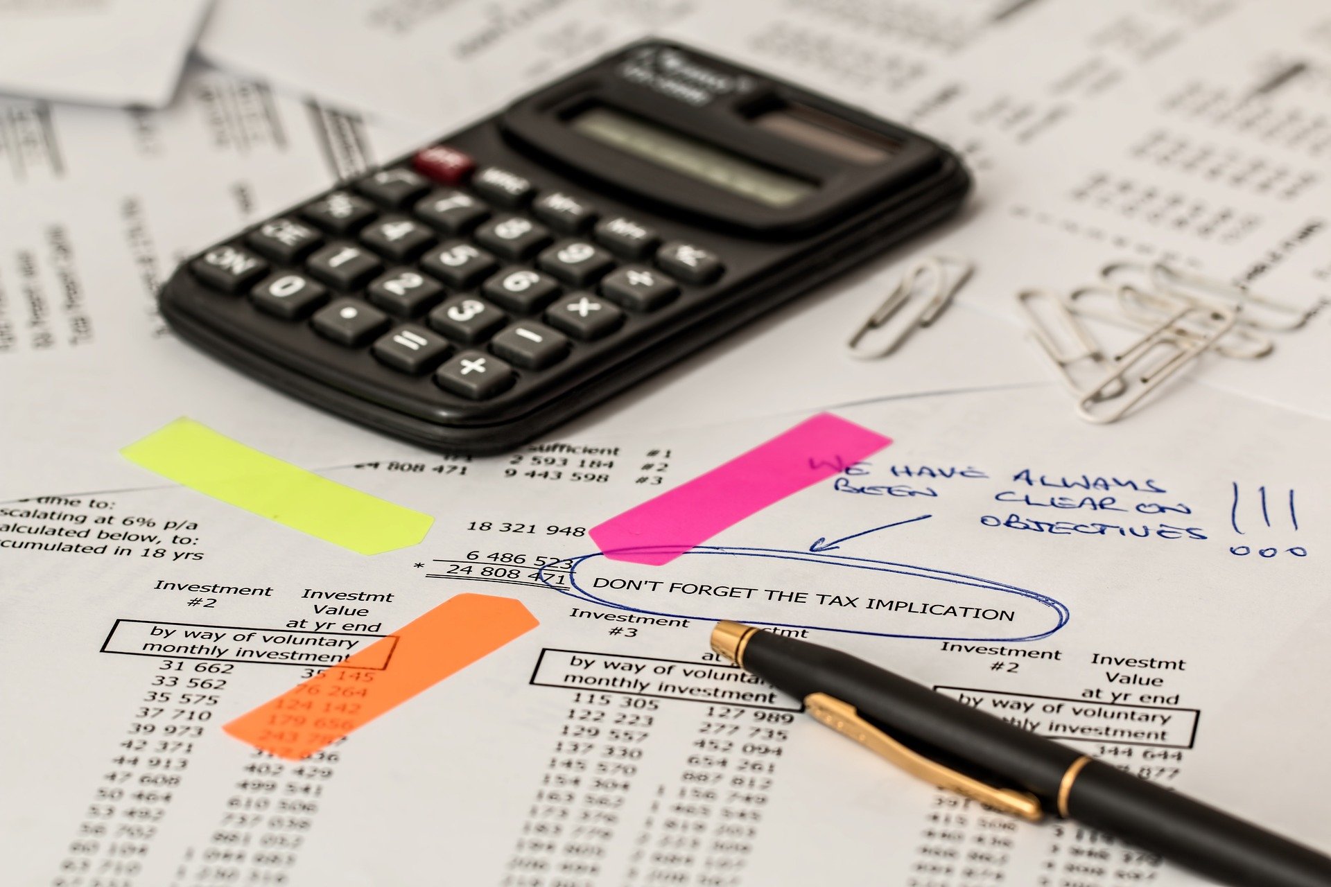 Viser en bunke med regninger for å beregne med på skatten