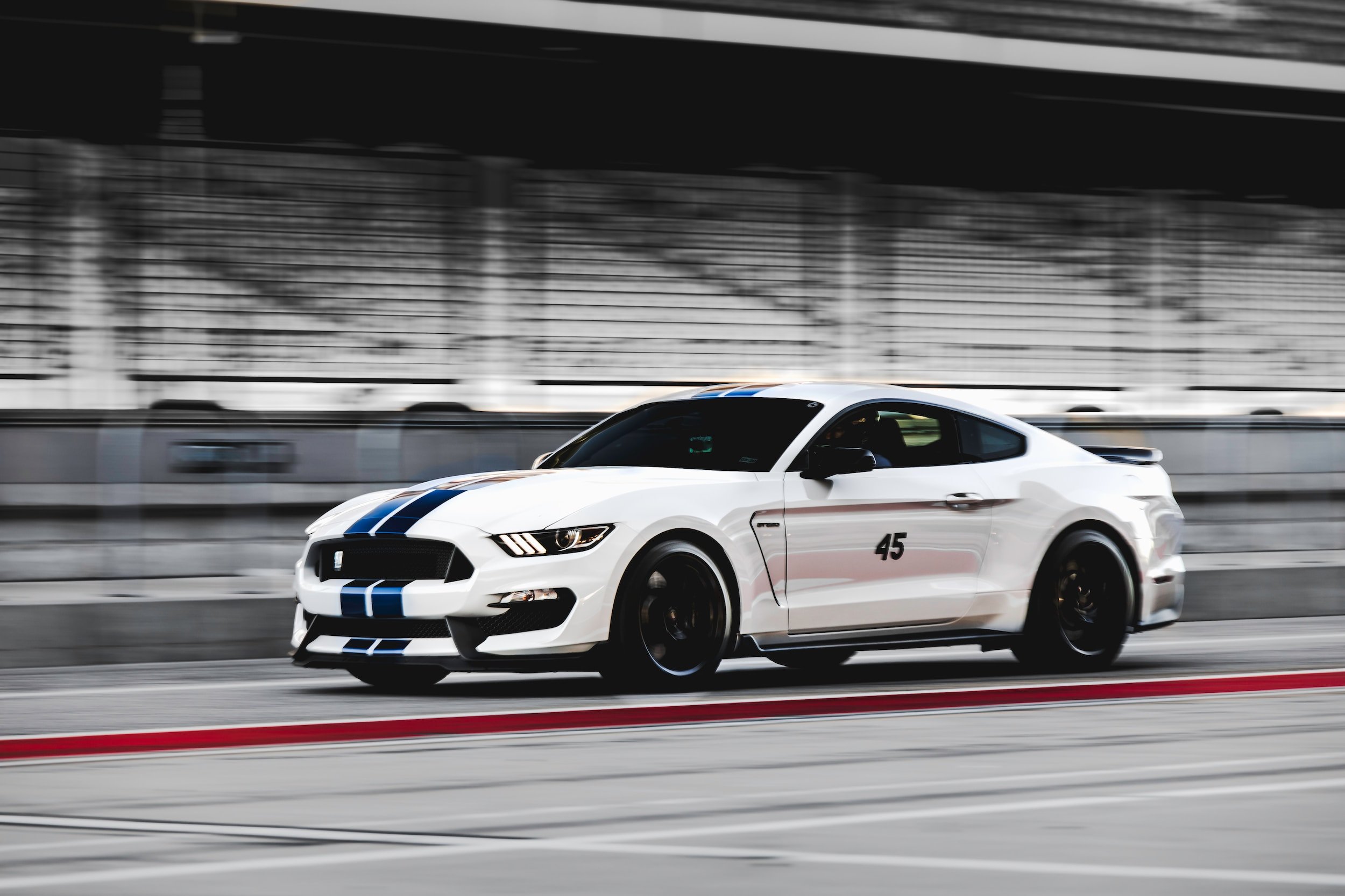 Ford Mustang racing.