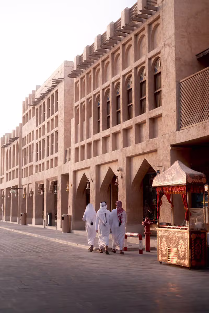 معلم يقدّم الدعم لطالب داخل الأكاديمية