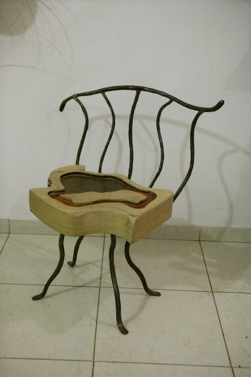 יצירה בברזל ועץ, כסא, דבורי אדלר. חלקי הברזל נעשו בסדנה תוך שימוש בטכניקות נפחות מודרנית, בעיקר חום.