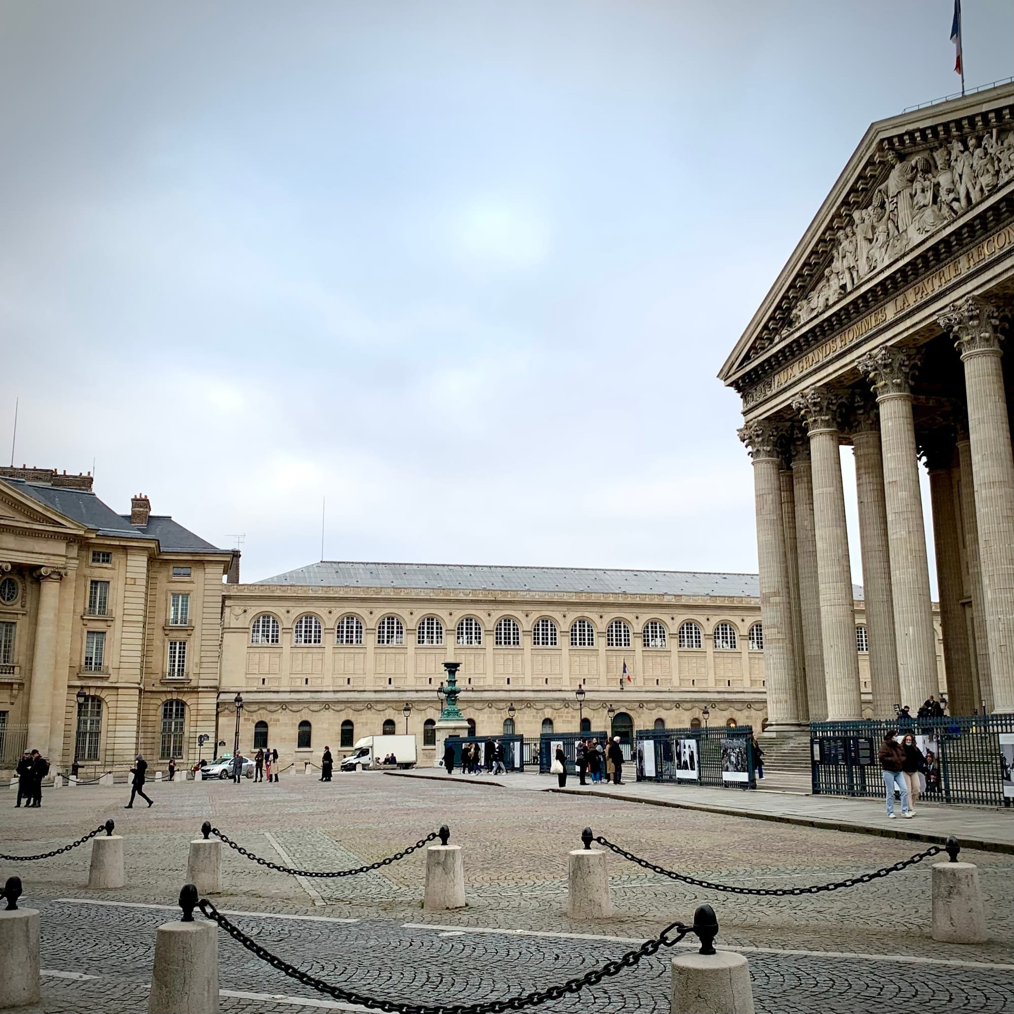 Place du Panthéon. À droite se situe le Panthéon, à gauche la Faculté de droit. Au milieu, comme un mur se dresse la Bibliothèque Sainte-Geneviève.