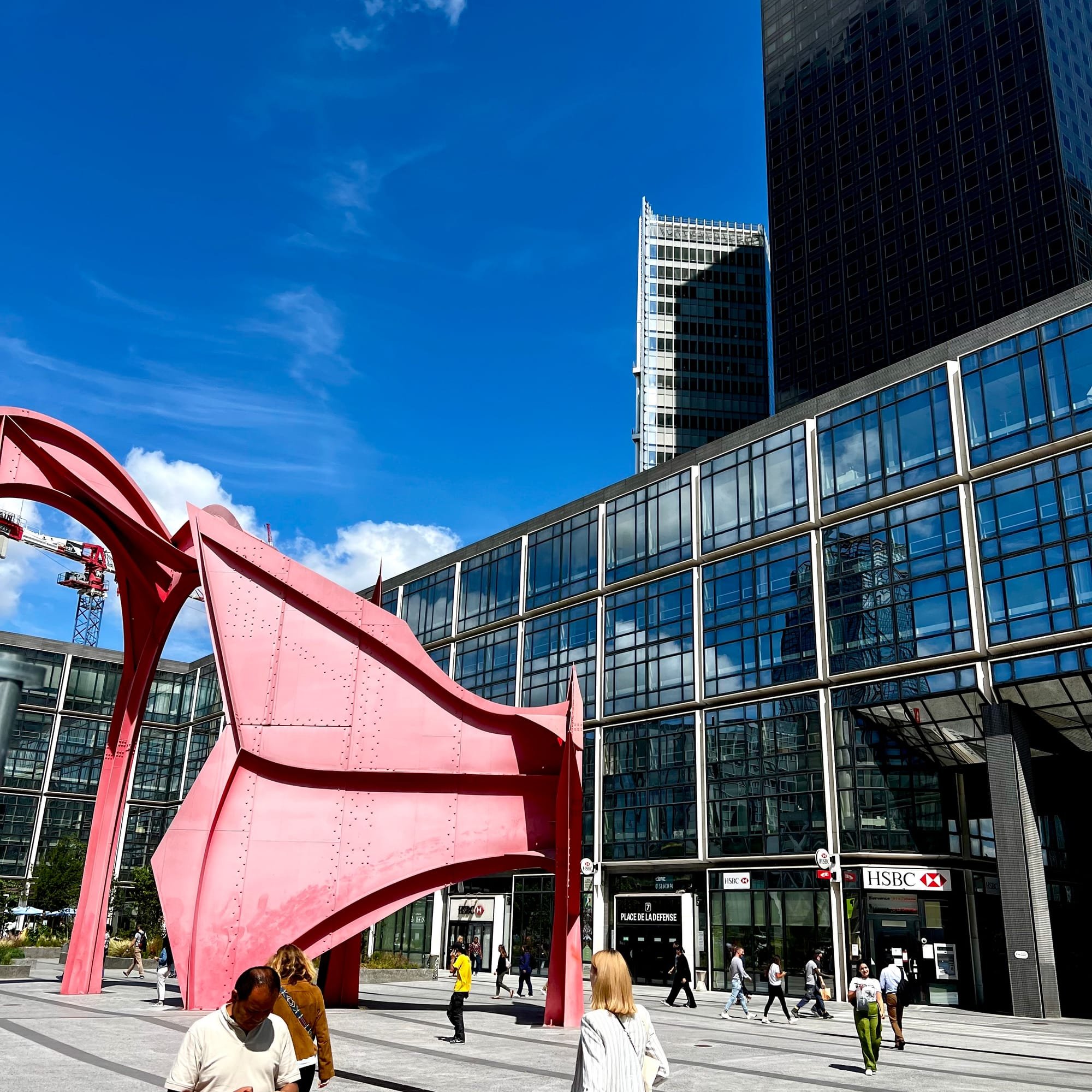La sculpture de l'Araignée rouge de Calder devant la Maison de La Défense