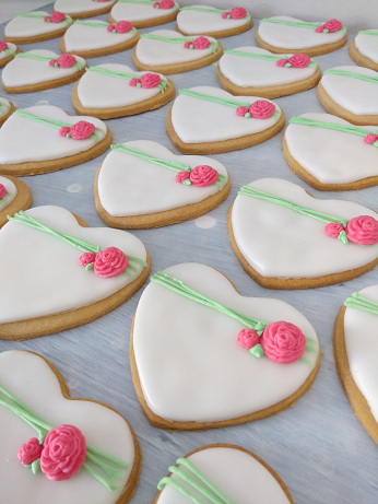 μπουφέ γάμου cookies μπισκότα από ζαχαρόπαστα λουλουδι μπουμπούκι τριαντάφυλλο, ζαχαροπλαστεία καλαμάτα madame charlotte, wedding cakes kalamata