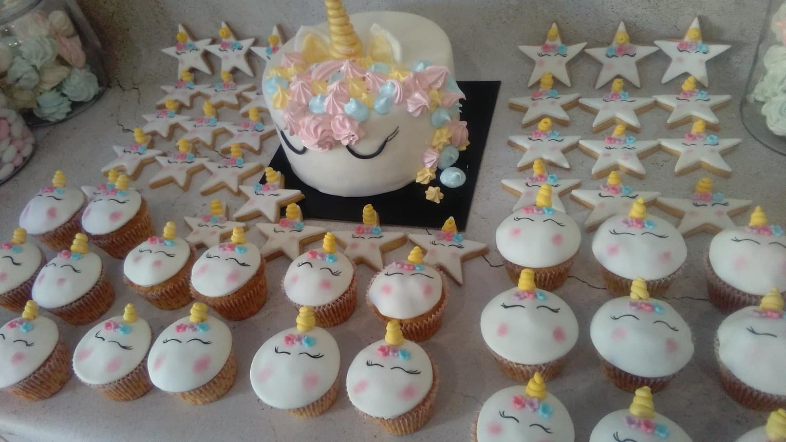 μπουφέ βάπτισης κουλουράκια και cup cakes με ζαχαρόπαστα μονόκερος, Ζαχαροπλαστειο καλαματα madame charlotte, birthday baptism unicorn theme cakes and cookies kalamata
