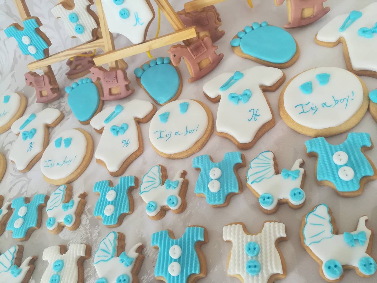 baby shower party it's a boy! αγόρι με cookies από ζαχαρόπαστα, ζαχαροπλαστείο κοντά μου καλαμάτα madamecharlotte.gr, birth theme cookies and partycakes 2d 3d confectionery patisserie kalamata