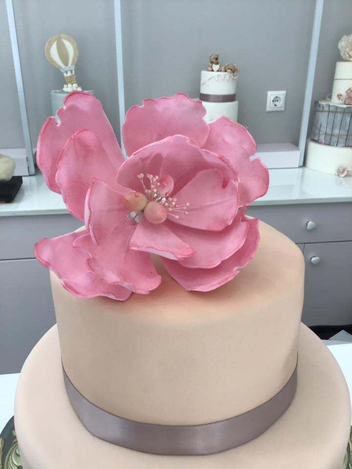 τούρτα γάμου 2οροφη από ζαχαρόπαστα με λουλούδια ζαχαρόπαστας, Ζαχαροπλαστειο καλαματα madame charlotte, wedding cakes kalamata