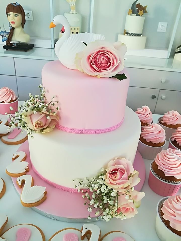 τούρτα γάμου δυοροφη κύκνος από ζαχαρόπαστα με άνθος λουλούδιου με ζαχαρόπαστα, ζαχαροπλαστεία καλαμάτας madamecharlotte.gr, birthday theme party cakes wedding birthday 2d 3d cakes confectionery patisserie kalamata
