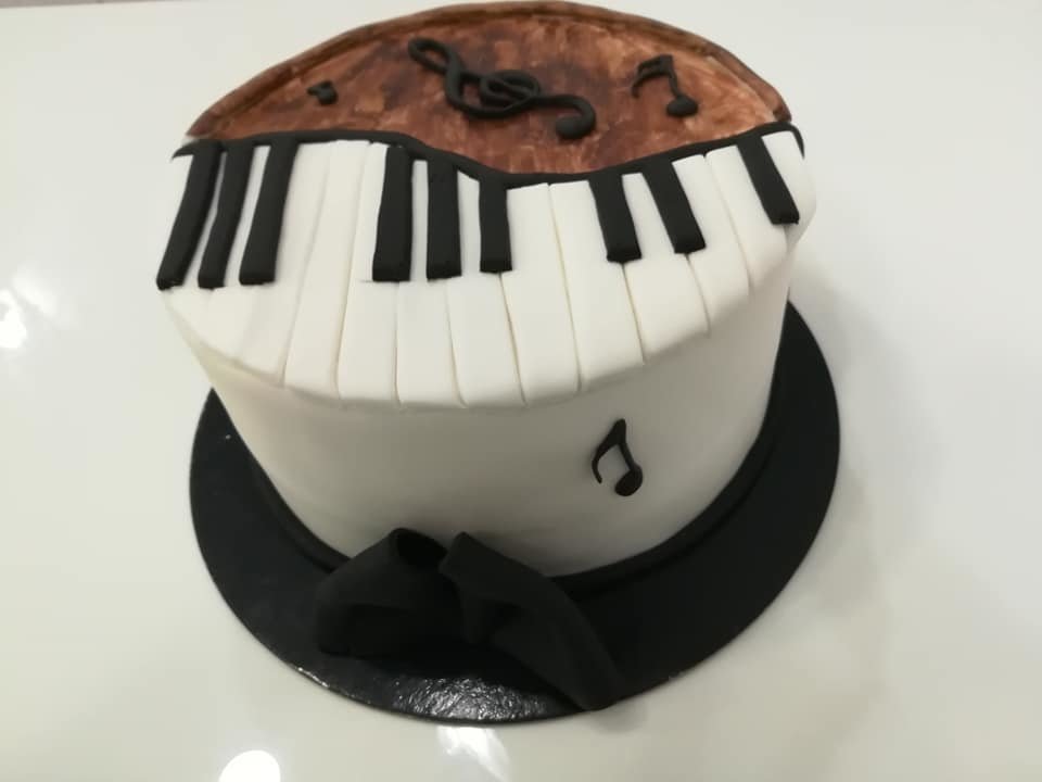 τούρτα από ζαχαρόπαστα πιάνο piano, Ζαχαροπλαστεία στη καλαμάτα madame charlotte, τούρτες γεννεθλίων γάμου βάπτησης παιδικές θεματικές birthday theme party cake 2d 3d confectionery patisserie kalamata