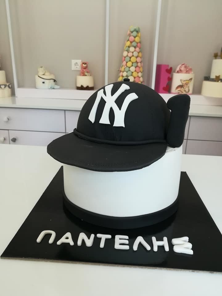τούρτα από ζαχαρόπαστα καπέλο N Y Yankees cap themed cake, Ζαχαροπλαστείο Καλαμάτα madame charlotte, τούρτες για πάρτι παιδικές γενεθλίων για αγόρια για κορίτσια για μεγάλους madamecharlotte.gr birthday themed cakes patisserie confectionery kalamata