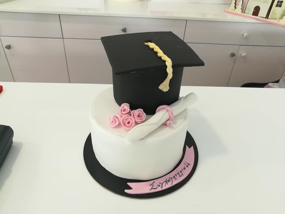 τούρτα από ζαχαρόπαστα απόφοιτος, graduate student themed cake, Ζαχαροπλαστεία στη Καλαμάτα madame charlotte, τούρτες γεννεθλίων γάμου βάπτησης παιδικές θεματικές birthday theme party cake 2d 3d confectionery patisserie kalamata
