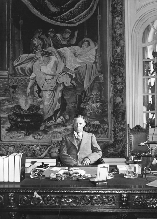 תצלום‭ ‬שעורר‭ ‬שעשוע‭ ‬אצל‭ ‬מי‭ ‬שהסתייגו‭ ‬ממינויו‭. ‬השגריר‭ ‬וויליאם‭ ‬דוד‭ ‬מאחורי‭ ‬שולחנו‭. ‬ברלין‭, ‬יולי‭ ‬1933 צילום‭: ‬ullstein bild /  The Granger Collection, New York 