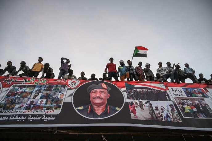 Des manifestants soudanais devant le complexe militaire de la capitale du pays, Ã  Khartoum, au Soudan, le 20 avril 2019.