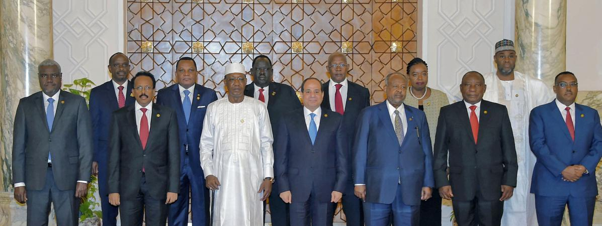 Photo distribuÃ©e par la prÃ©sidence Ã©gyptienne montrant le prÃ©sident Abdel Fattah al-Sissi (C) accueillant les dirigeants africains au Caire pour des pourparlers au sommet sur les bouleversements au Soudan et en Libye.