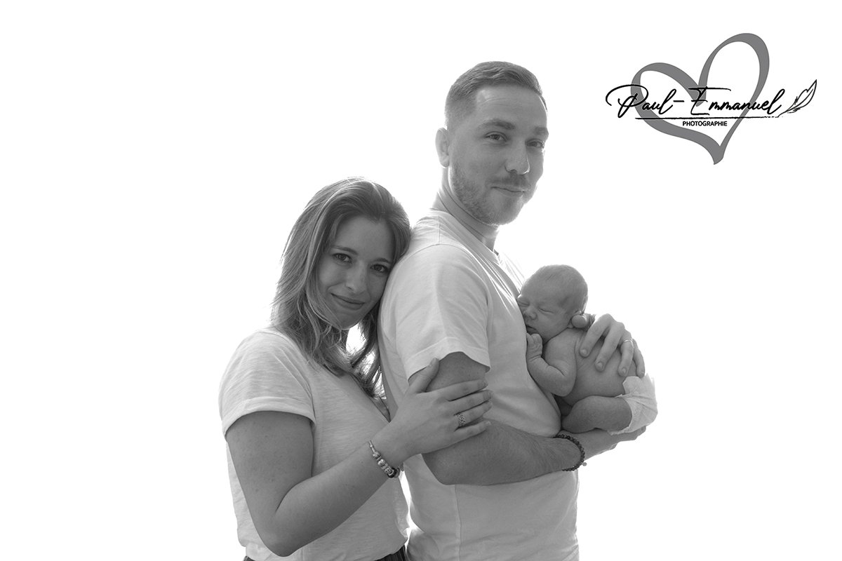photo de famille sur fond blanc en noir et blanc