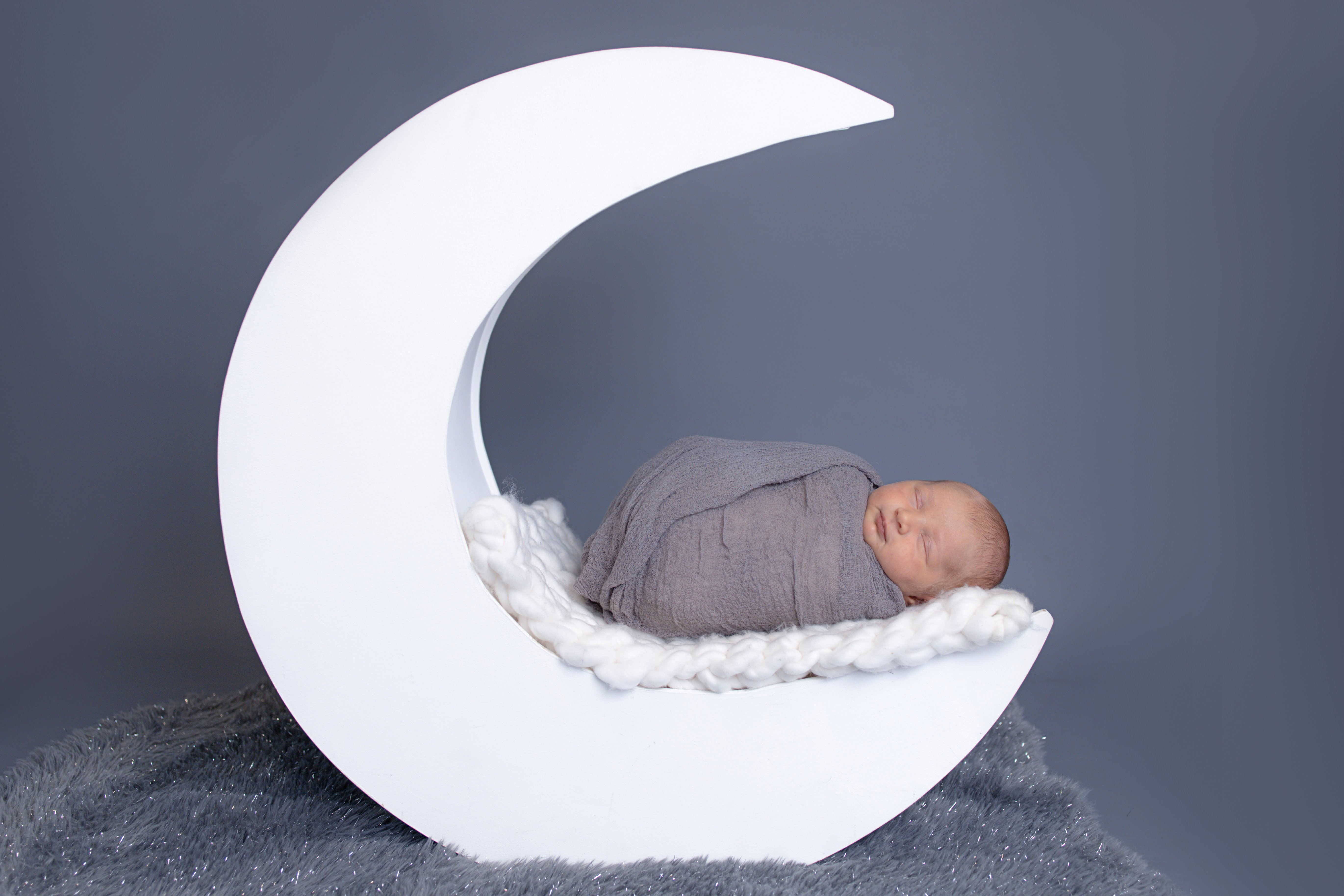 bébé dans la lune blanche