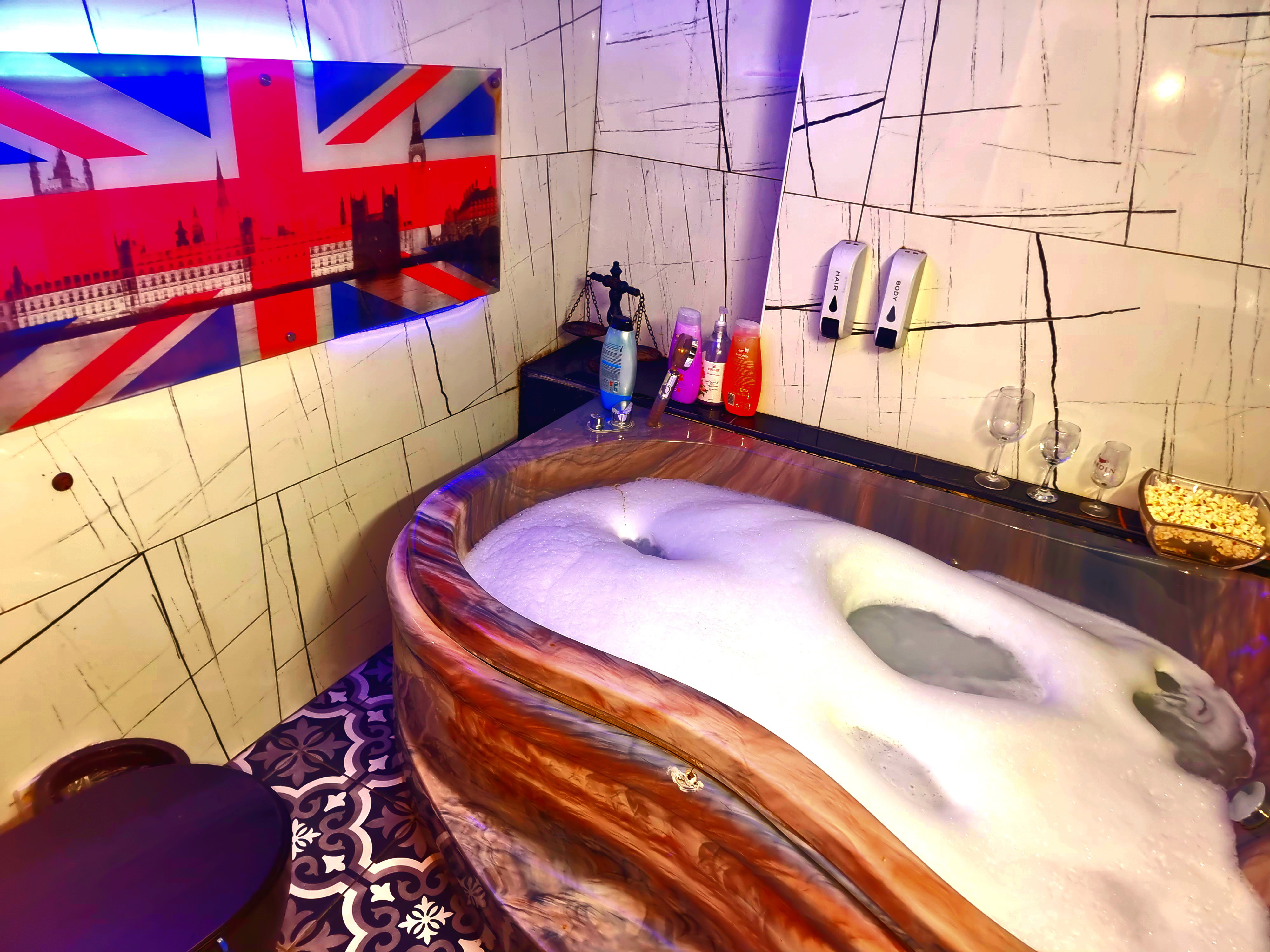 استوديو مزين مع جاكوزي مريح وشرفة.