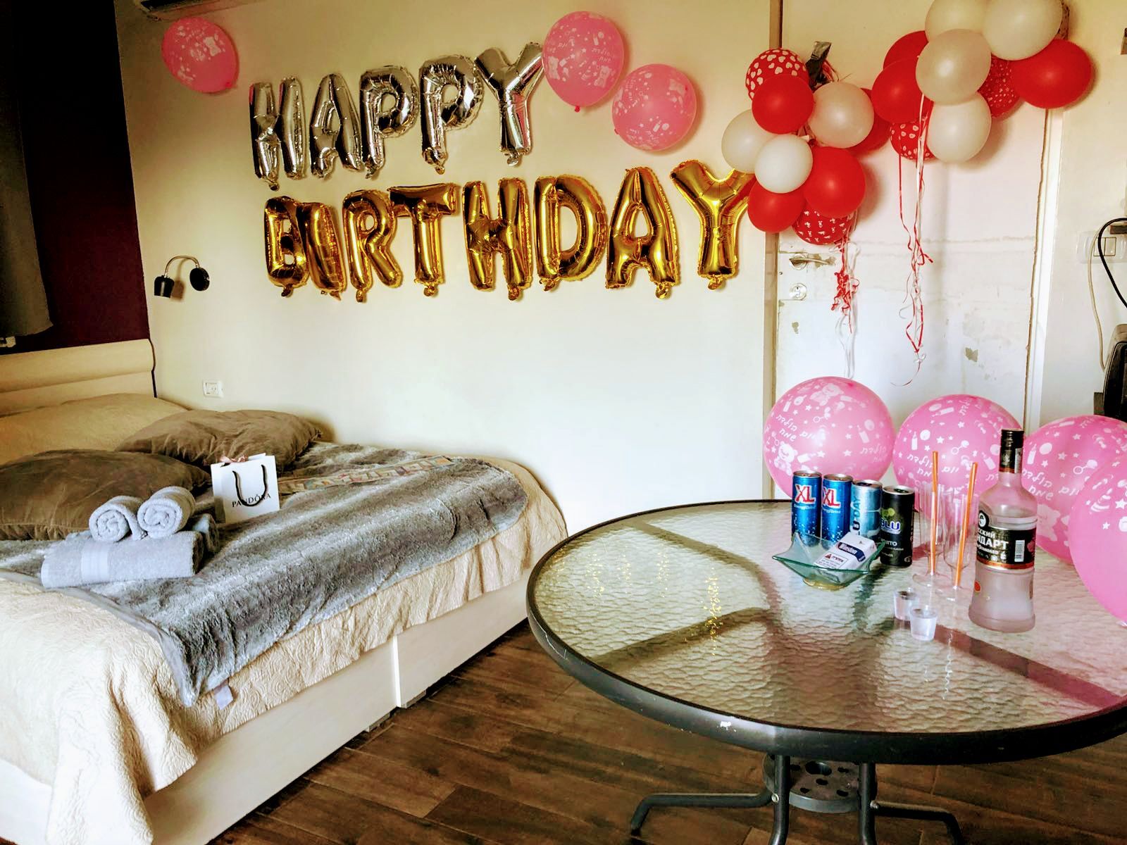 يحتوي البنتهاوس المكون من غرفتين على سقف كبير وجاكوزي ساخن