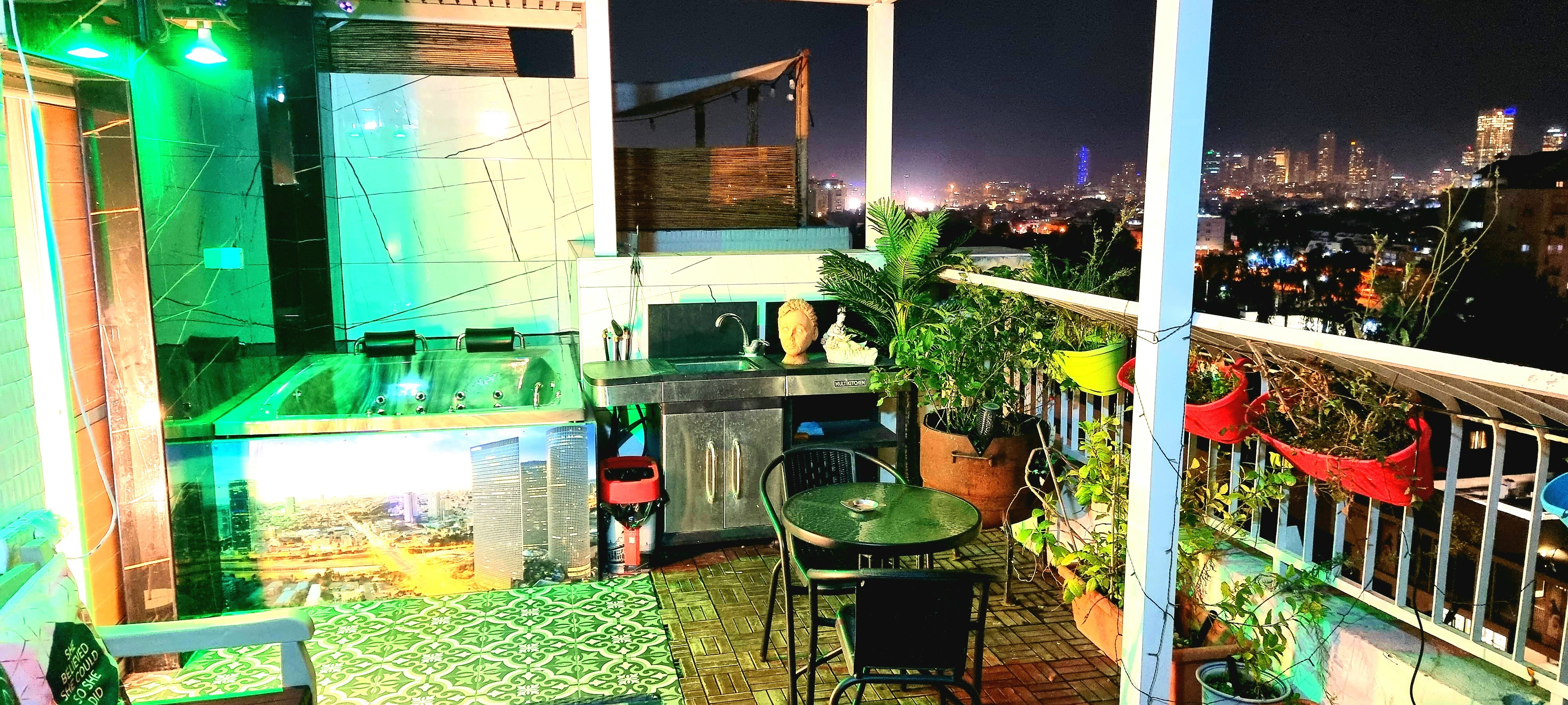 يحتوي البنتهاوس المكون من غرفتين على سقف كبير وجاكوزي ساخن