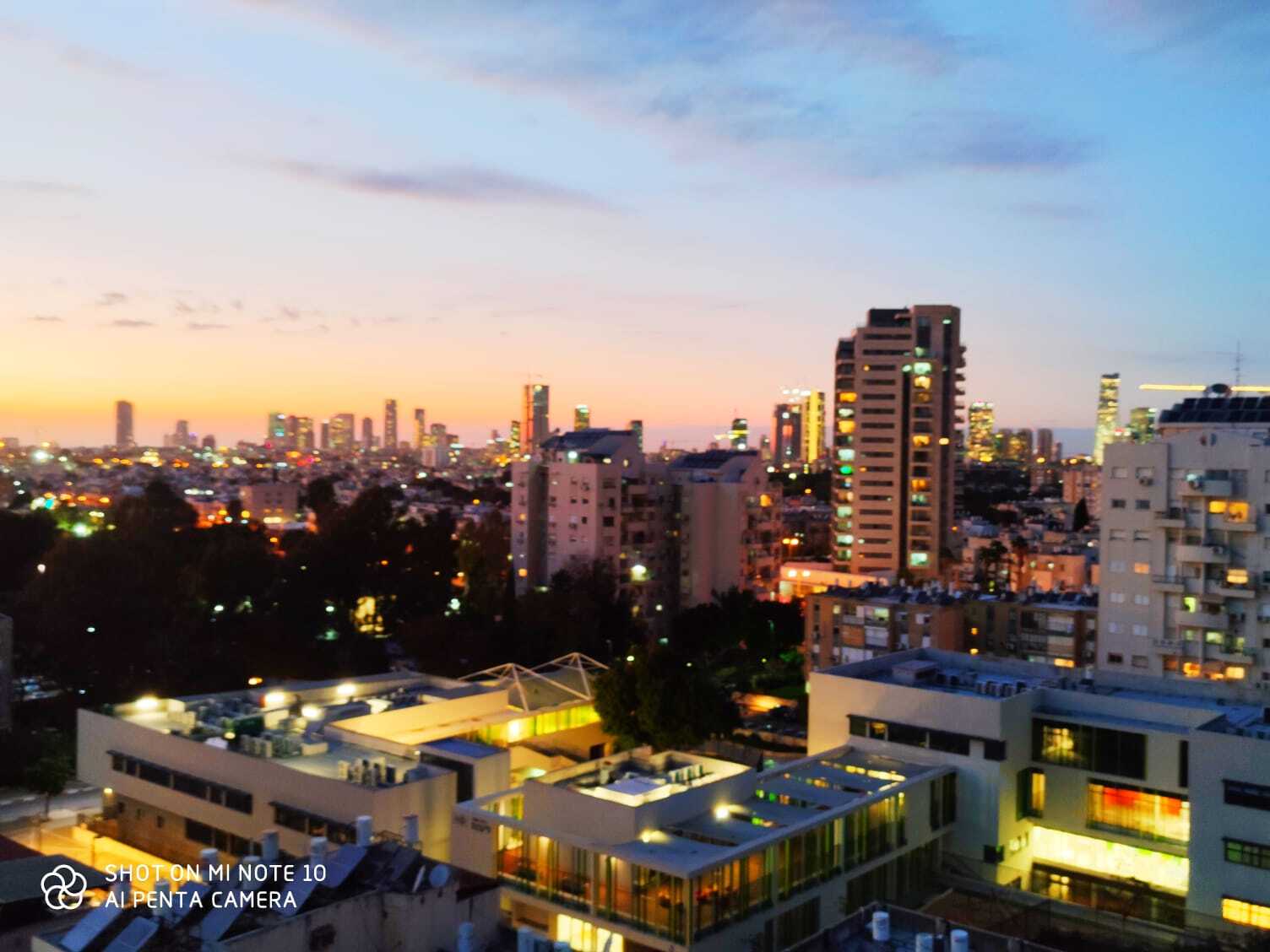 يحتوي البنتهاوس المكون من غرفتين على سقف كبير وجاكوزي ساخن