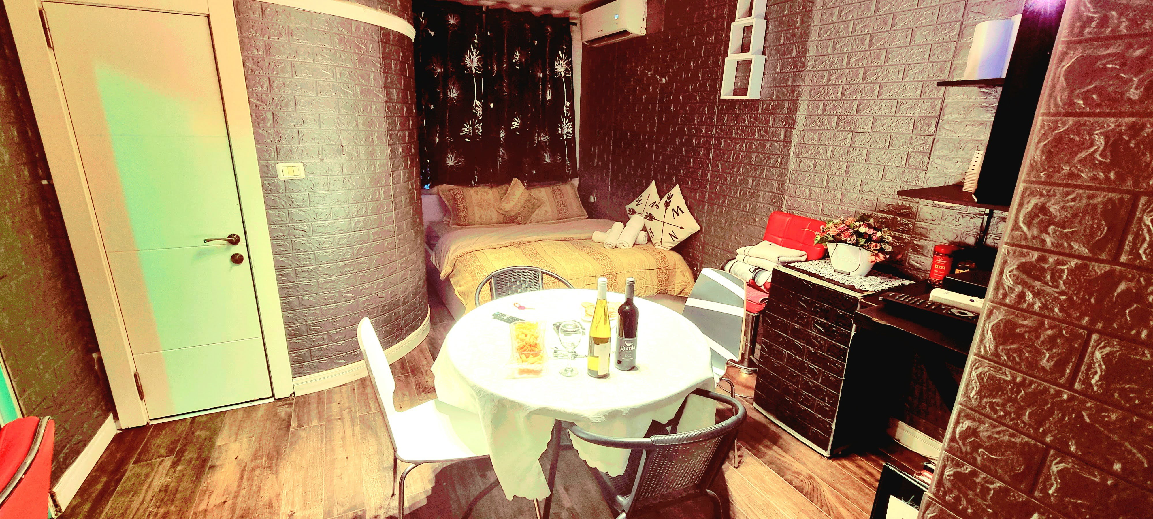 يحتوي البنتهاوس المكون من غرفتين على سقف كبير وجاكوزي ساخن