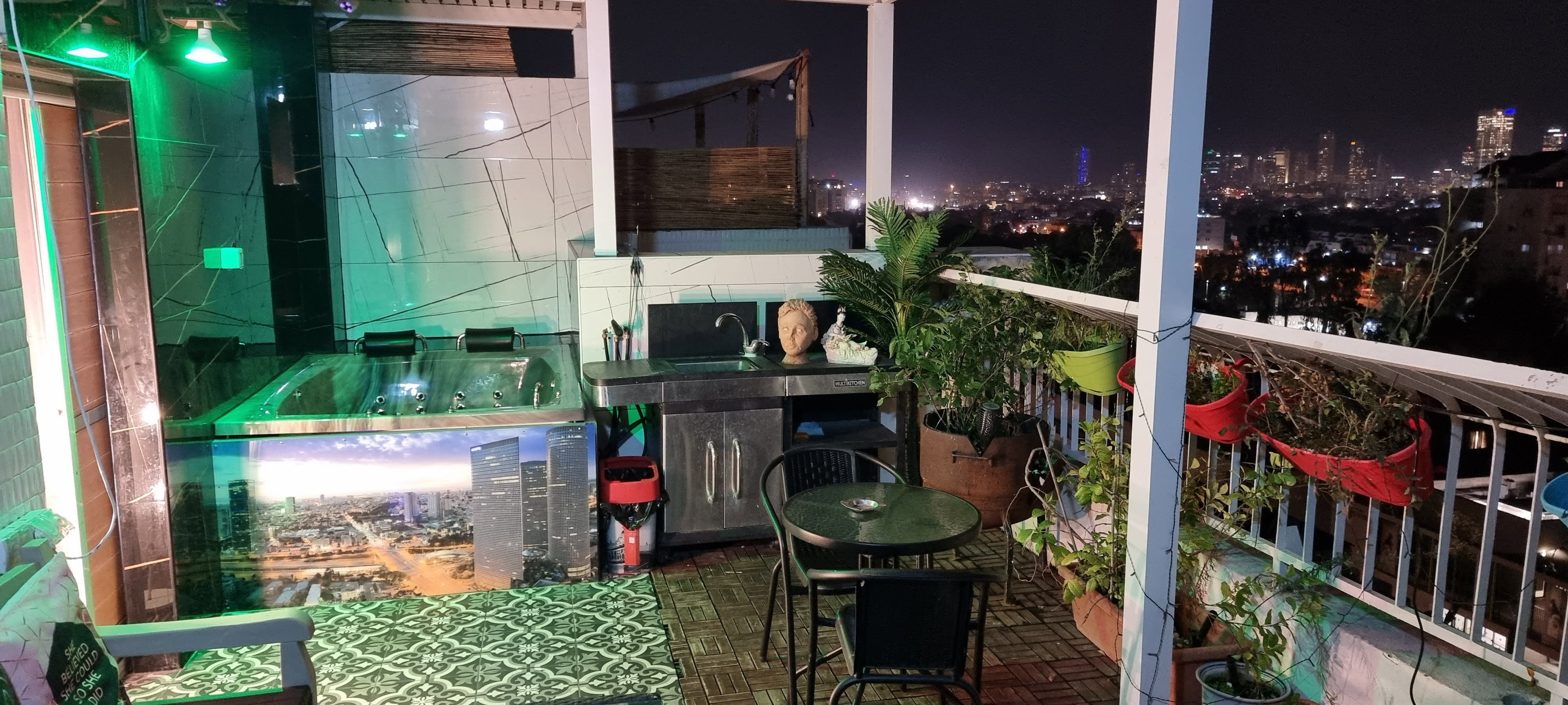 الجناح الملكي ، غرفة ضخمة وسطح به جاكوزي خاص وإطلالات خلابة