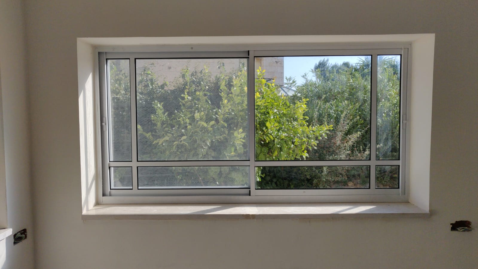 Раздвижное окно модели 1700