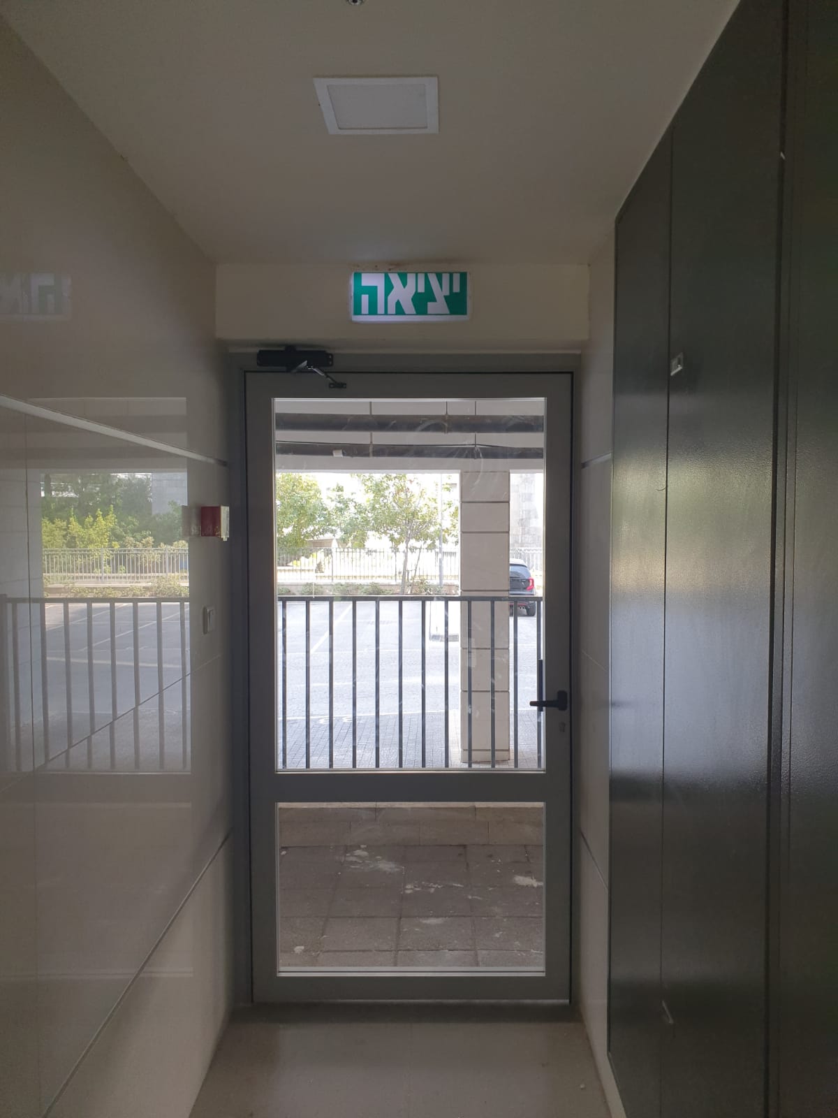 Входная дверь в здание