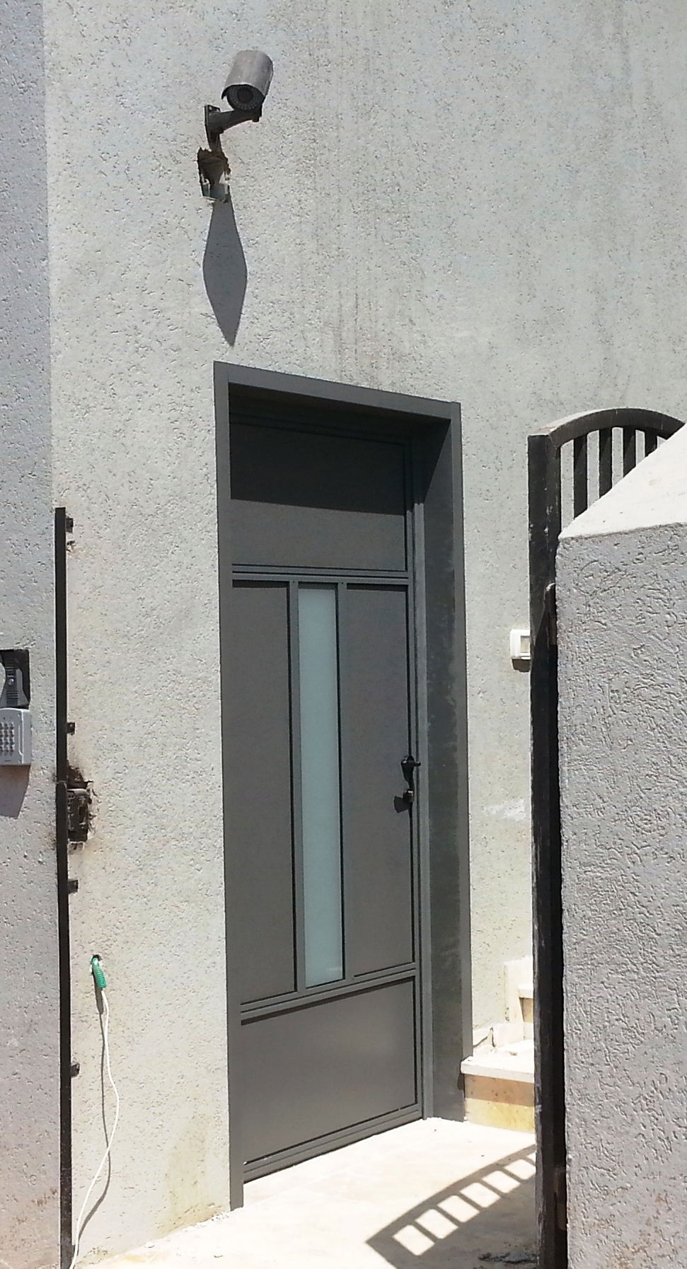 Входная дверь в частный дом