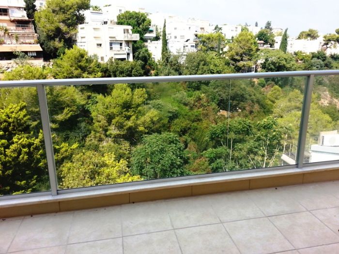 Перила из алюминия и стекла