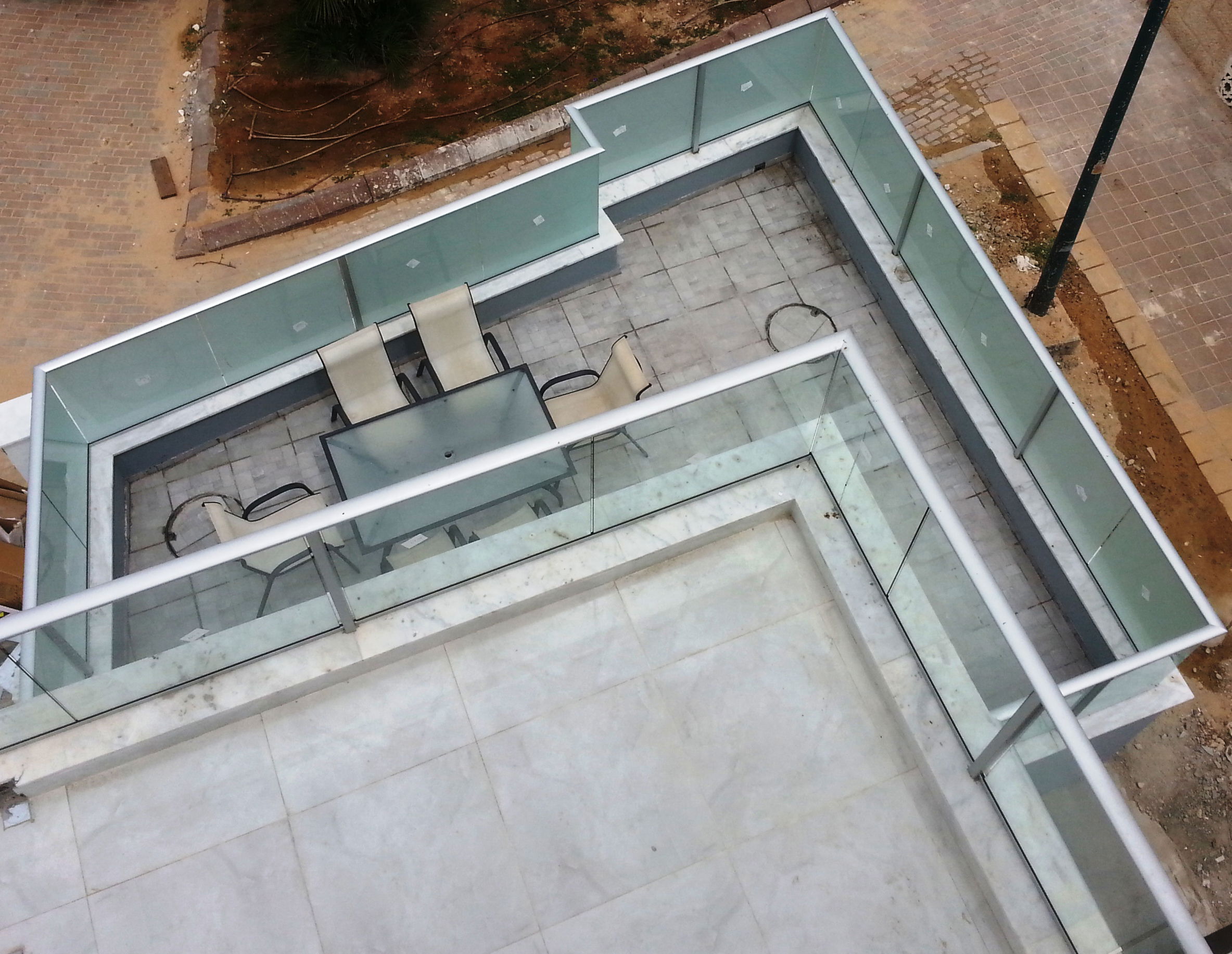 Перила из алюминия и стекла