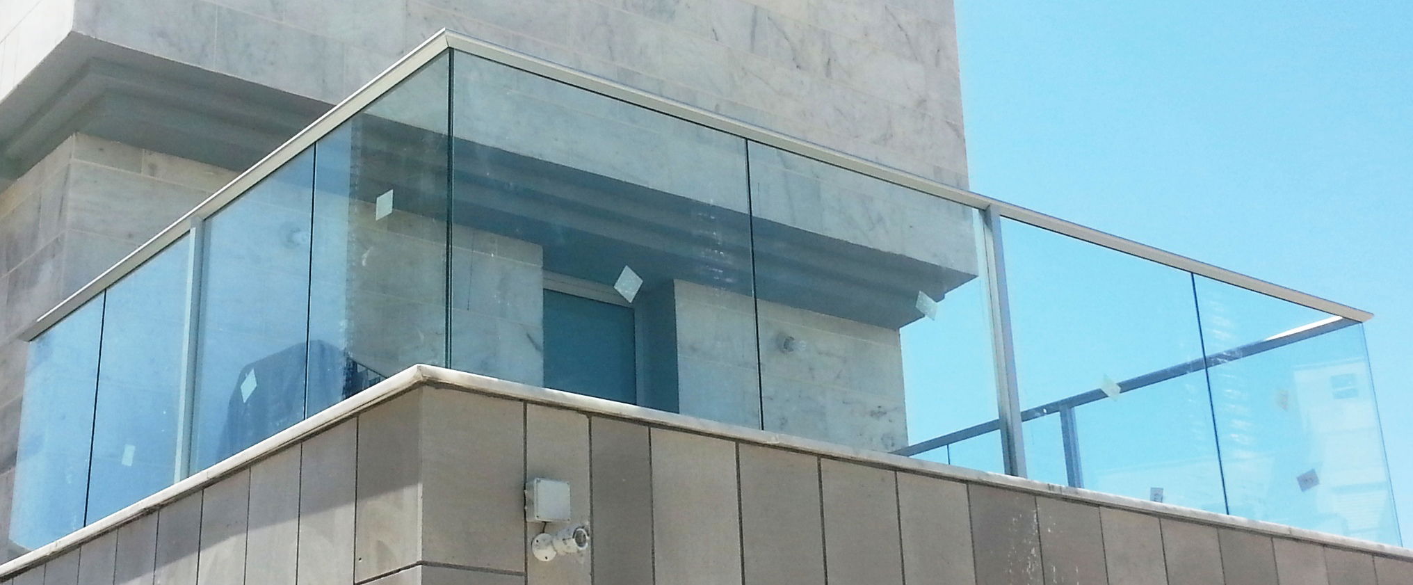 Перила из алюминия и стекла