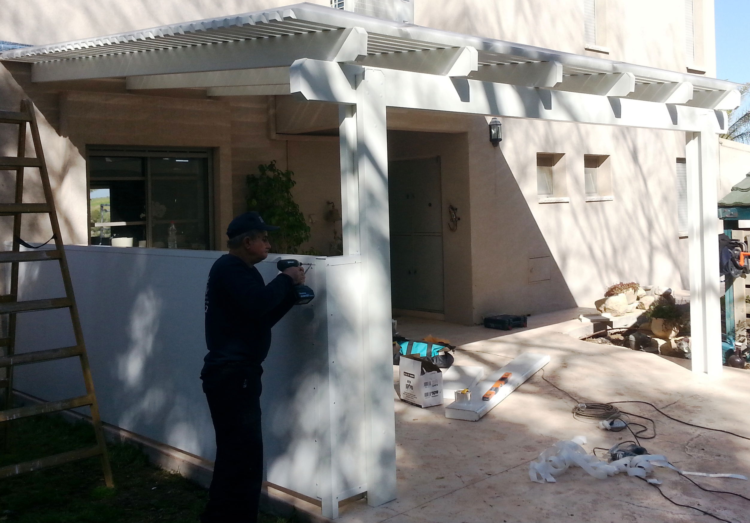 Алюминиевая пергола под дерево