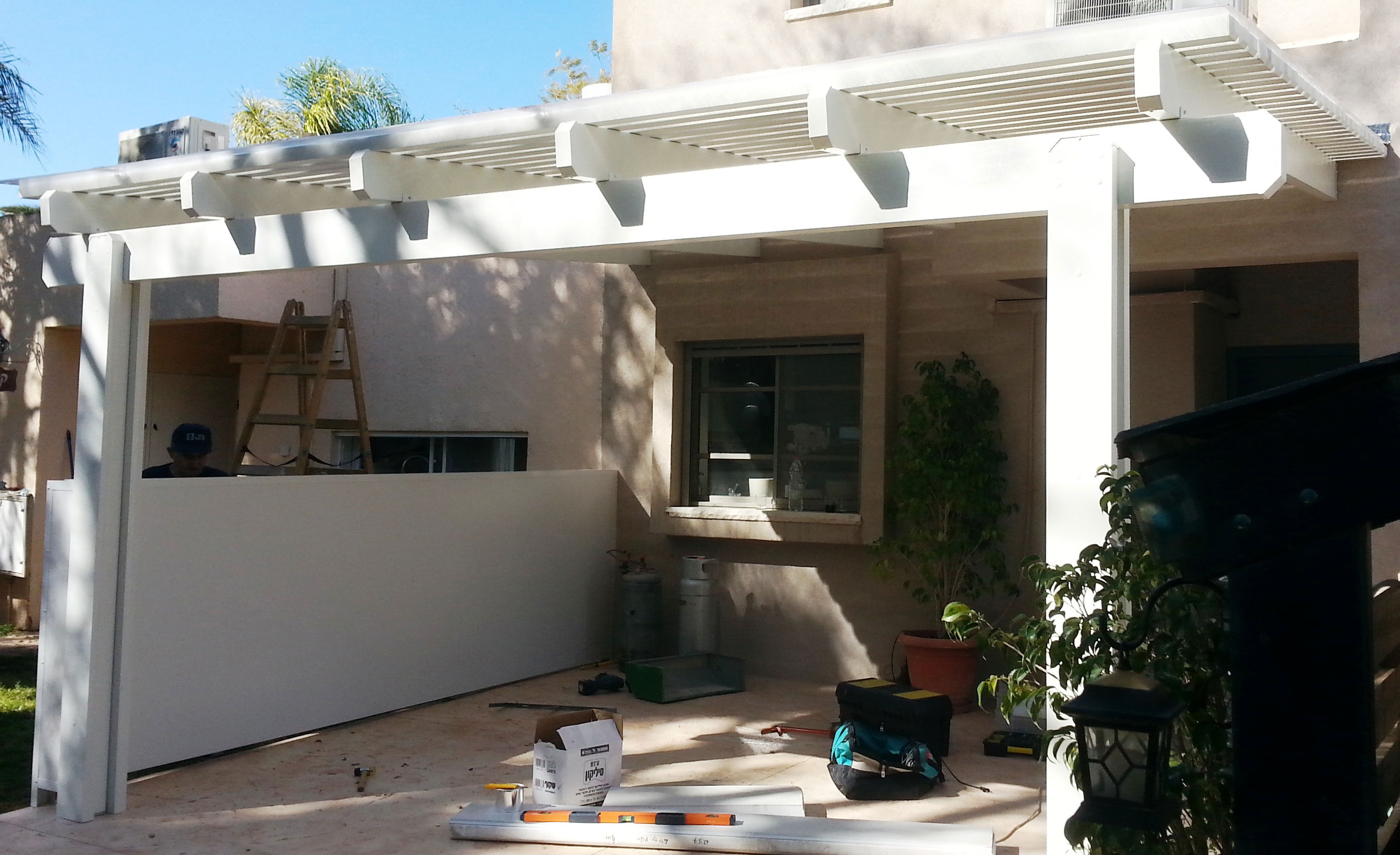 Алюминиевая пергола под дерево