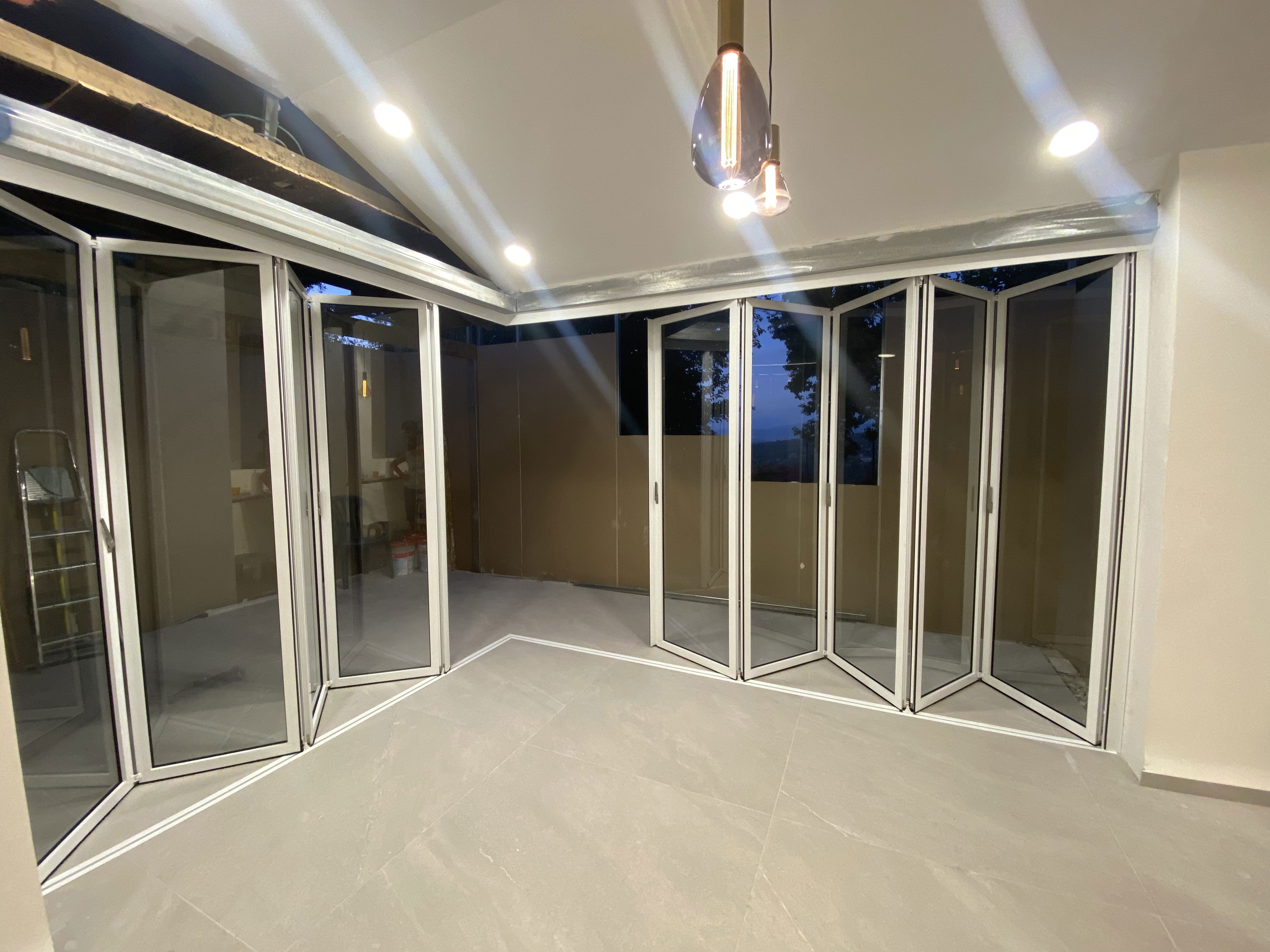 Установка складных дверей в Гиват Эла