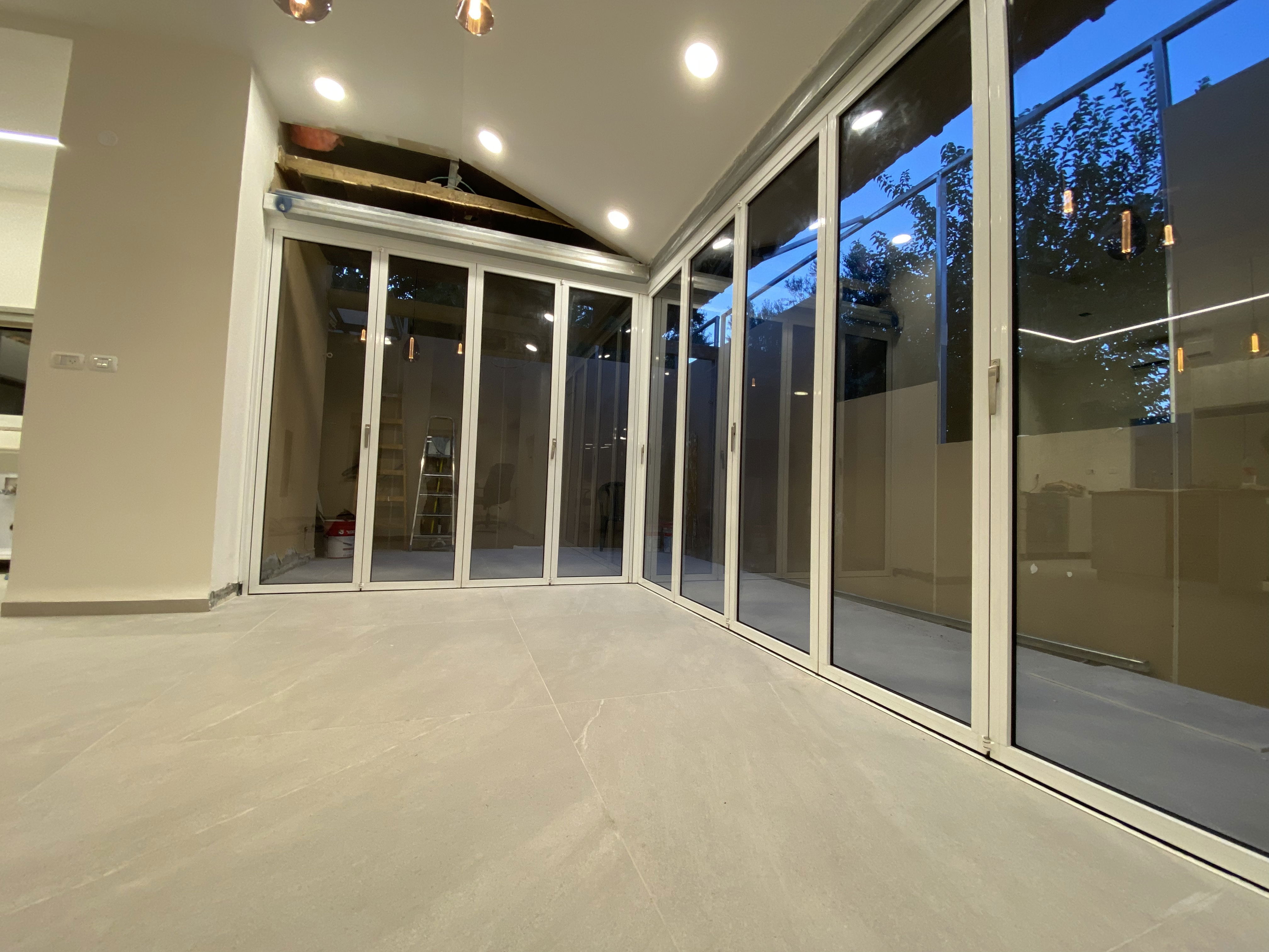 Установка складных дверей в Гиват Эла