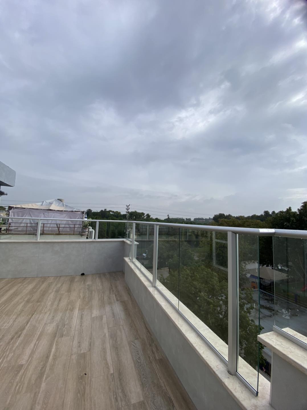 Перила из алюминия и стекла