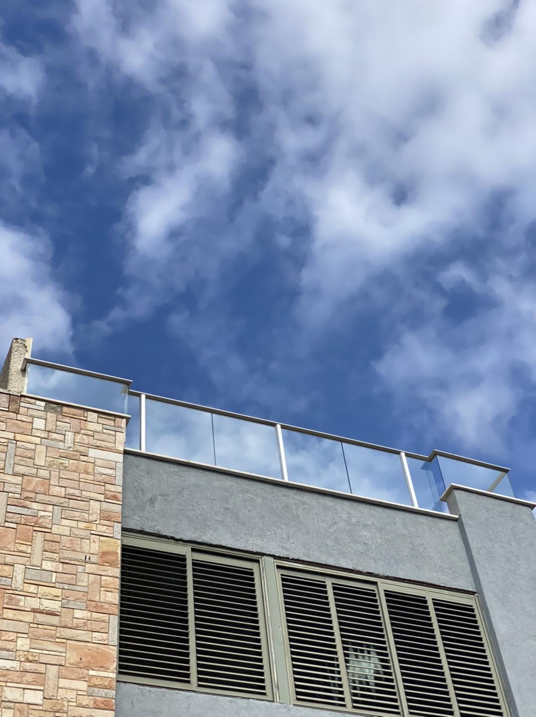 Перила из алюминия и стекла