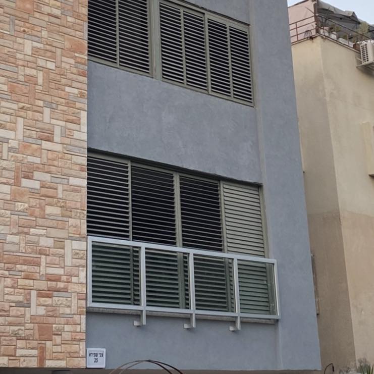 Перила из алюминия и стекла