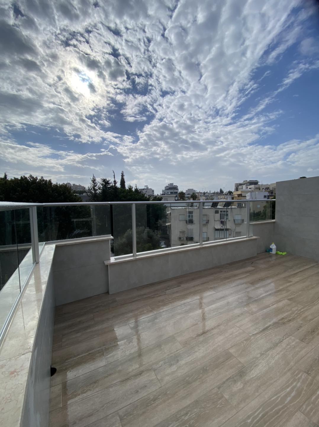 Перила из алюминия и стекла