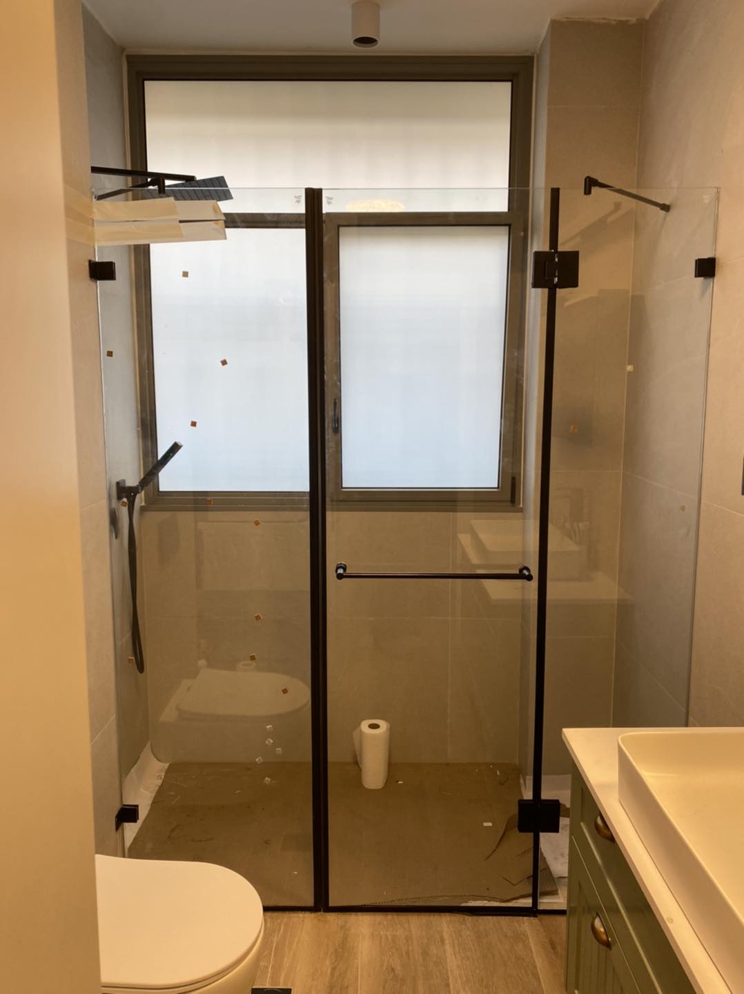 Черный кованый душ