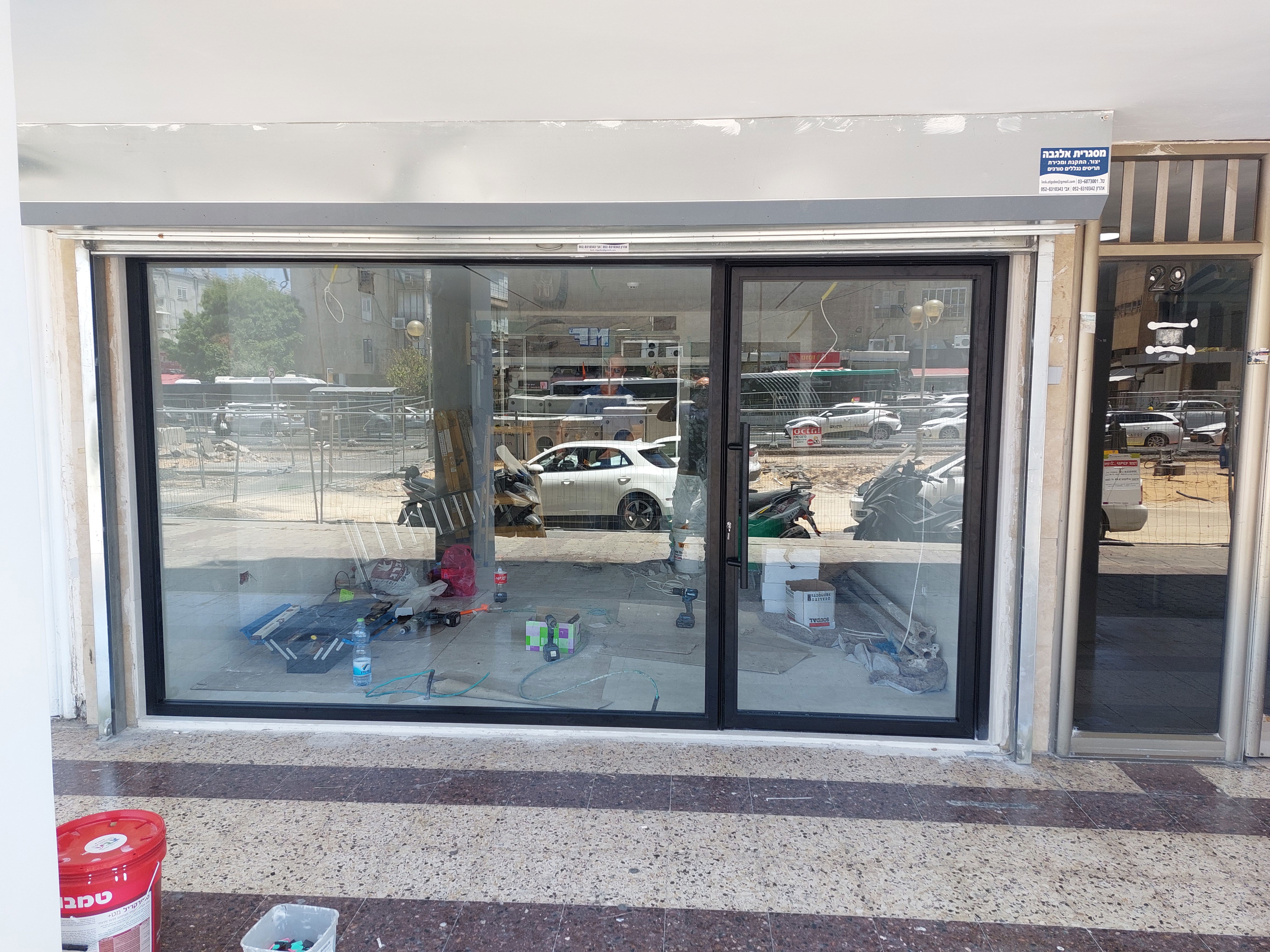 Алюминиевая дверь для магазина