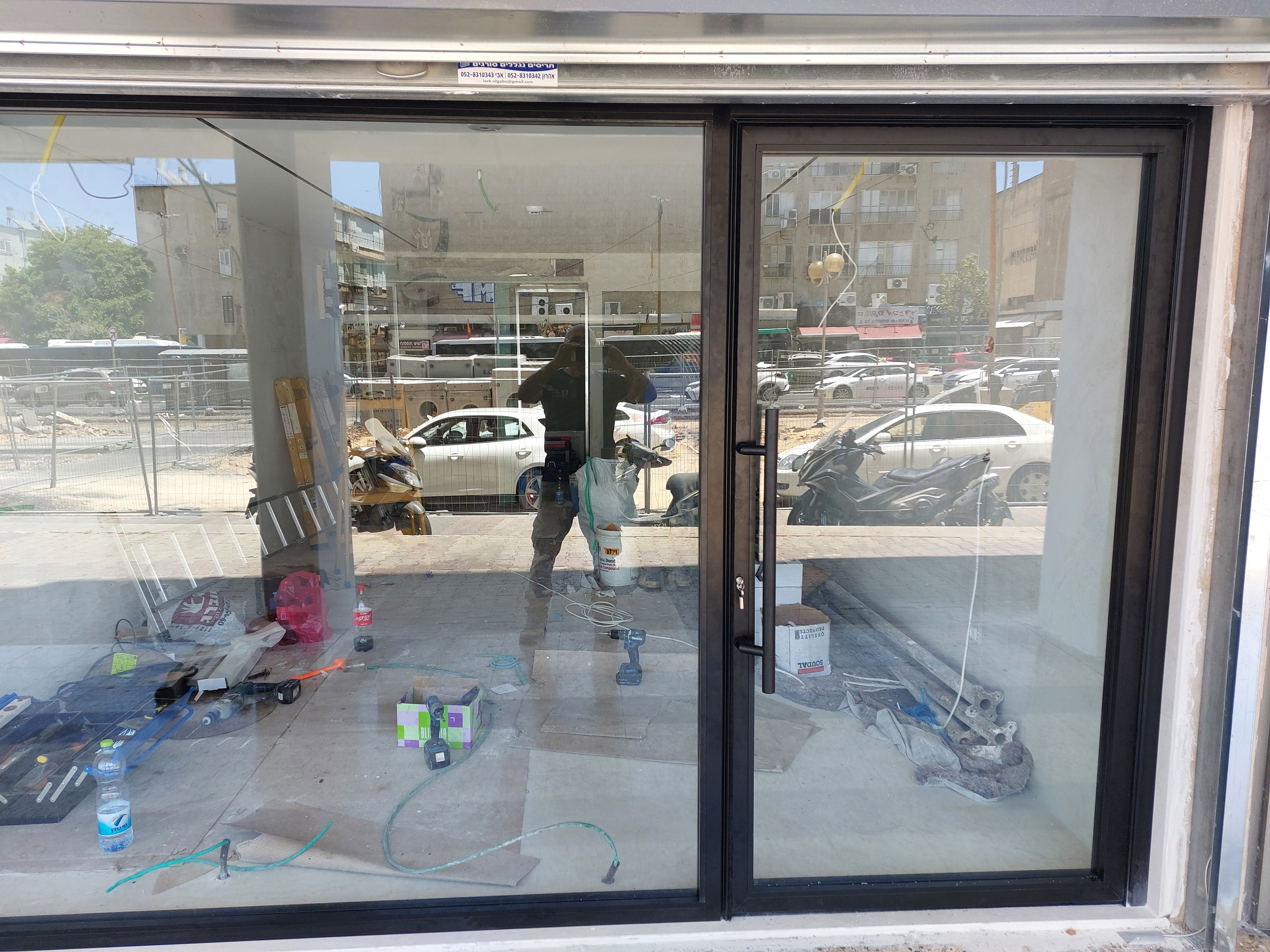 Алюминиевая дверь для магазина