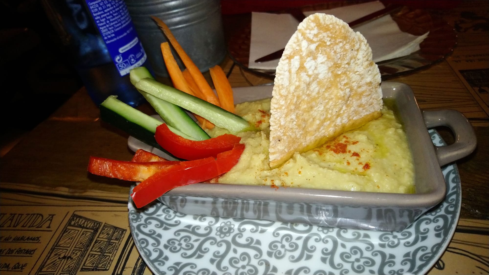 Hummus con crudités y regañas