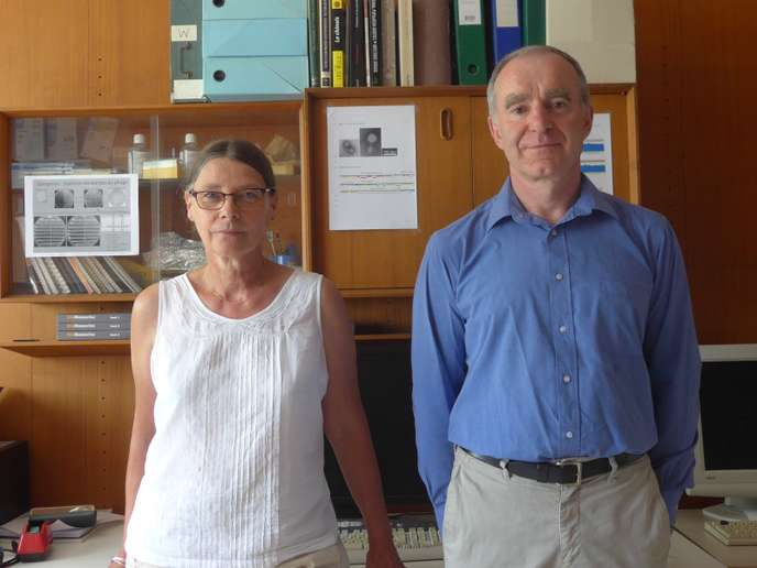 Christine Pourcel et Gilles Vergnaud, dans leur laboratoire,  à l’université d’Orsay.