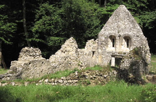 Léproserie médiévale à Saint-Thomas d’Aizier (Eure). Objet d’un programme de fouilles entrepris à partir de 1998, des voies et de zones funéraires attenantes à la chapelle ont été révélées.