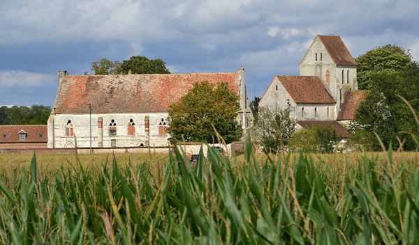 Ancienne léproserie jusqu’au XVIIIème siècle, la maladrerie Saint-Lazare de Voisinlieu, préservée et restaurée au tournant des années 1980, est classée monument historique depuis 1939, préfecture de Beauvais.