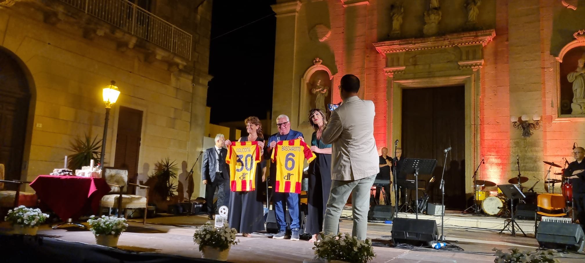 Consegna maglie ufficiali Us Lecce all'aministrazione di Giurdignano