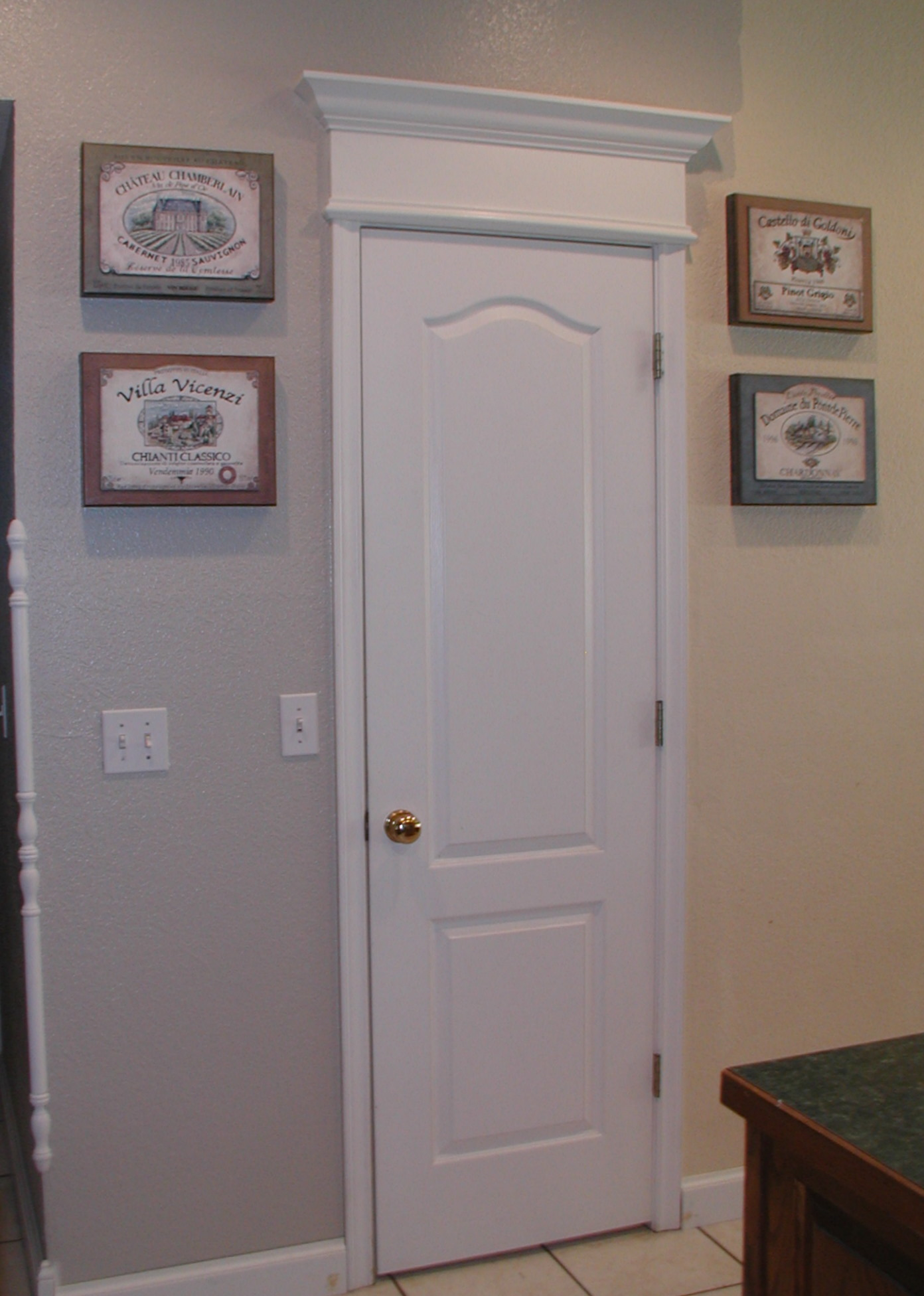 Межкомнатные двери с высокими потолками. Визуальное увеличение двери. Как увеличить дверь. Молдинг двери. Молдинг над дверью.