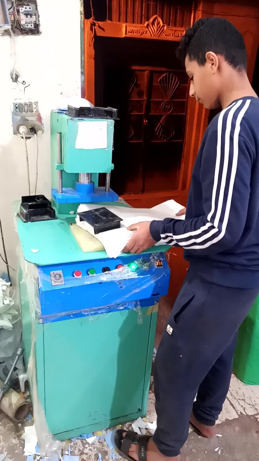 ماكينة مكبس لعمل يد شنطه الأكياس البلاستيك  thumbnail