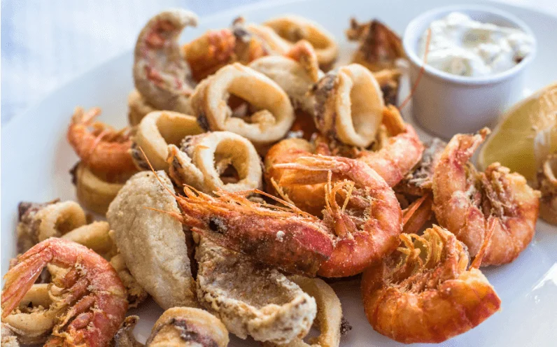 γαρίδες και καλαμαράκια με ούζο χύμα